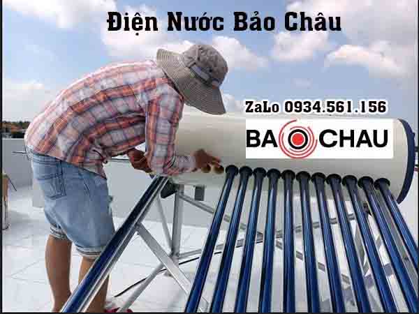 Bảo Châu đang lắp đặt thái dương năng hệ mặt trời của Sơn Hà cho 1 khách hàng ở Kiến Hưng