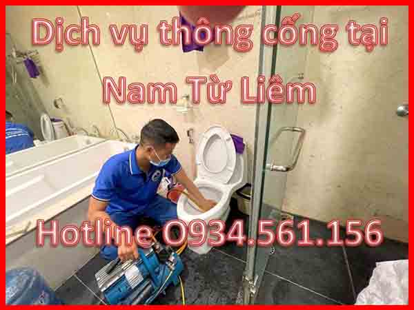 Thợ thông tắc cống Bảo Châu đang thực hiện tại quận Nam Từ Liêm